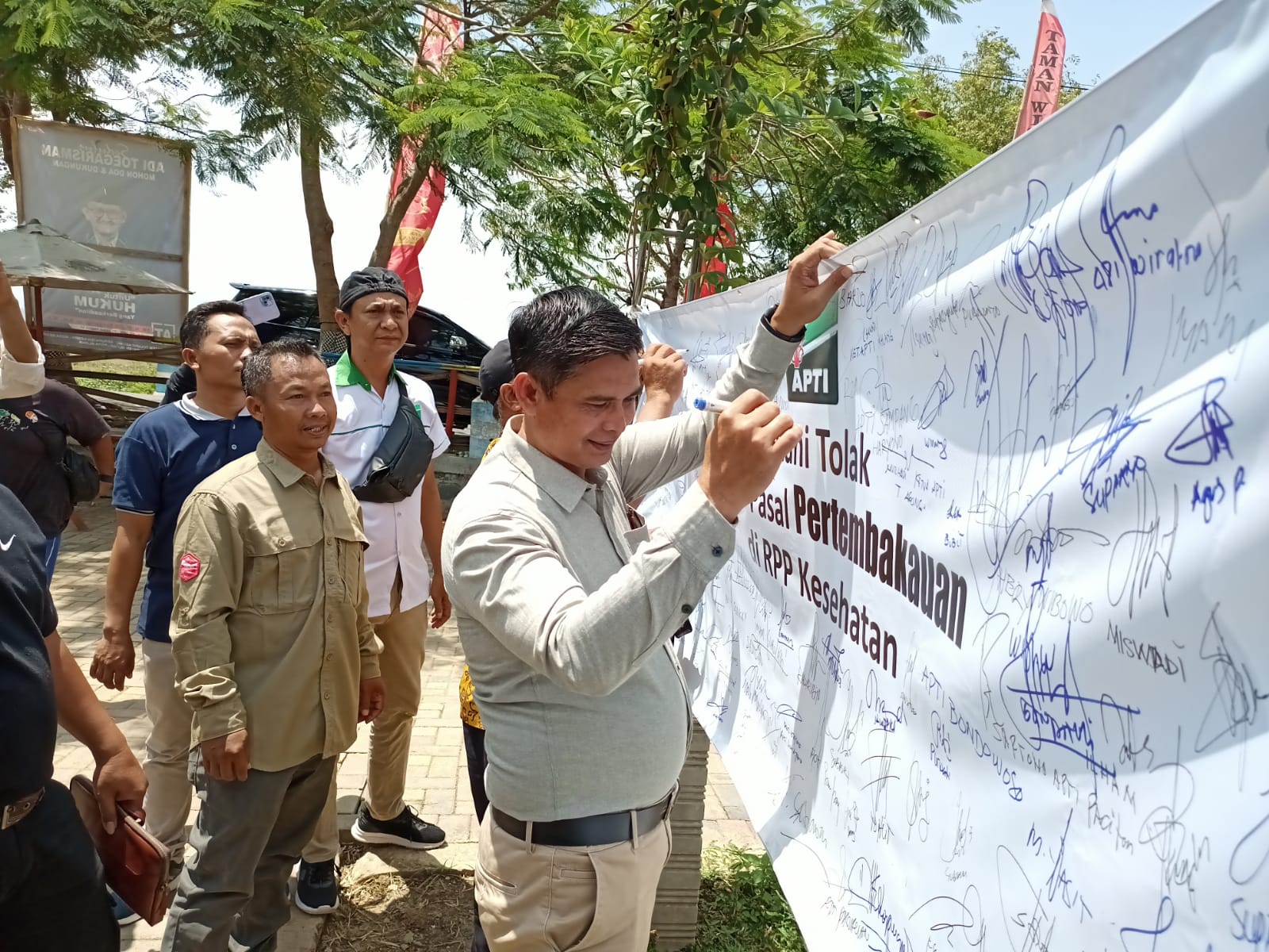 Sekjen DPN APTI, Mahmudi menandatangani petisi petisi penolakan RPP Kesehatan. 