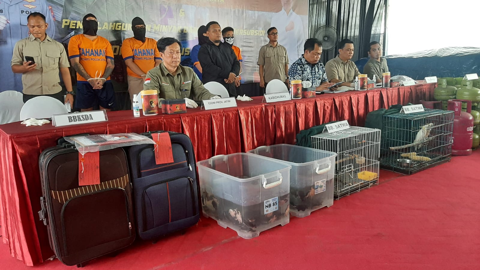 Subdit Tipidter Ditreskrimsus Polda Jatim mengungkap pelaku pembelian bio solar subsidi dijual dengan harga industri