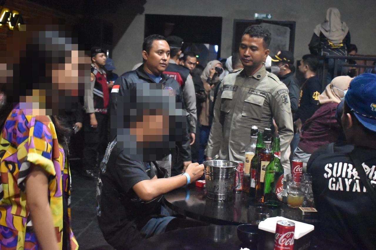Razia Satpol PP dan BNN di salah satu tempat hiburan di Surabaya