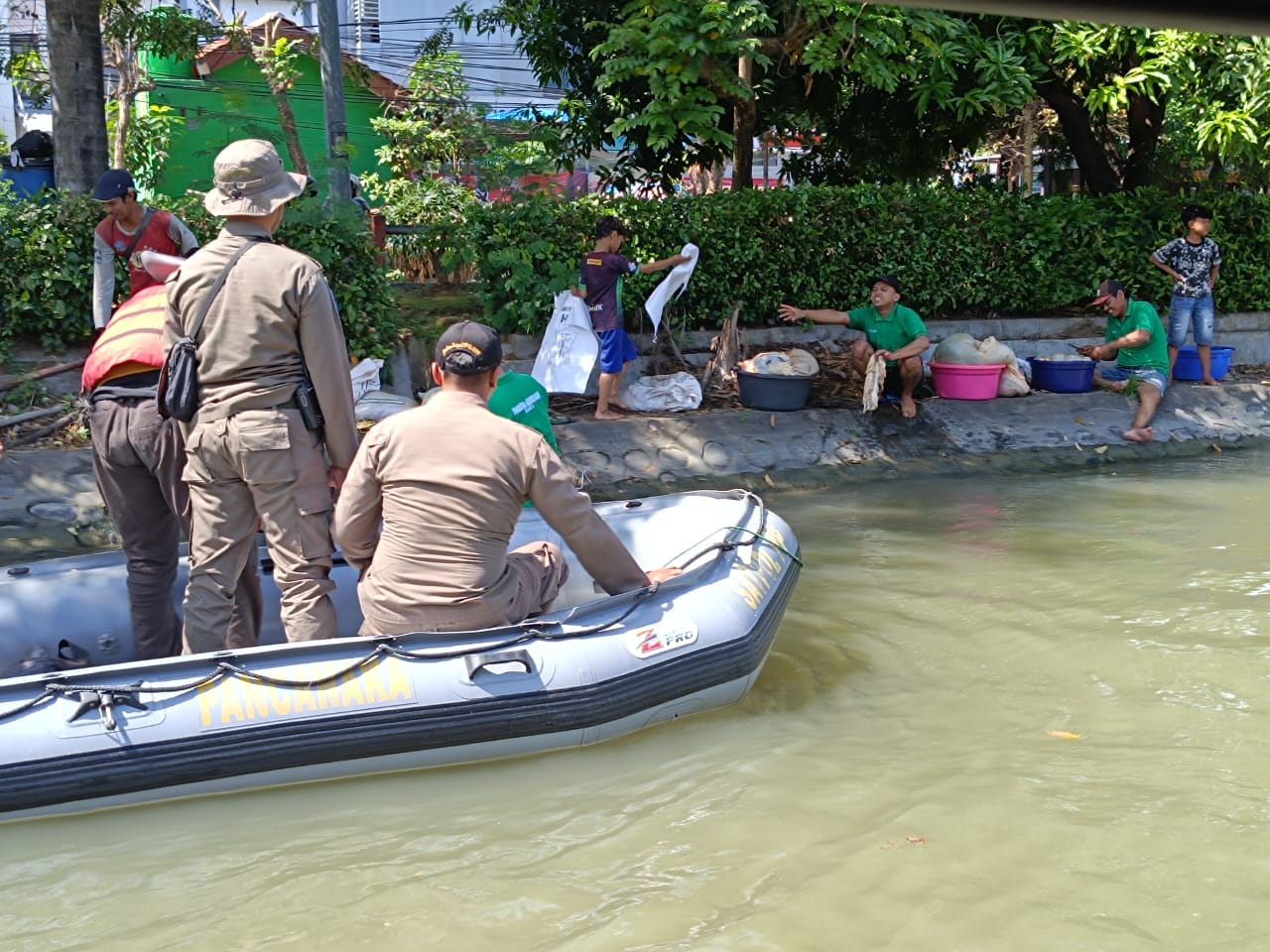 Pemkot Surabaya melakukan operasi yustisi untuk mengantisipasi dan mencegah pembuangan limbah rumen hewan kurban di sungai