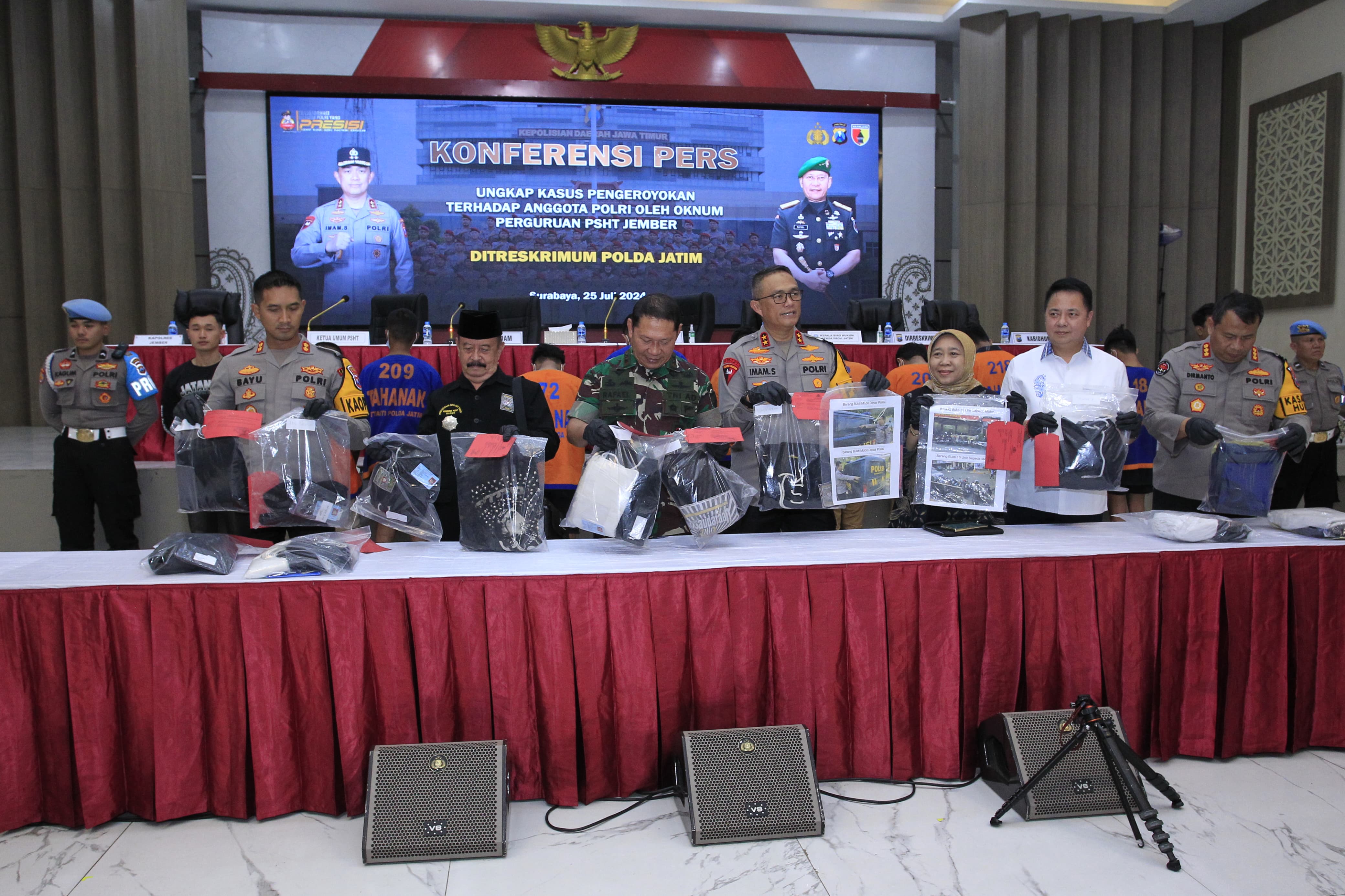 Rilis kasus pengeroyokan dengan tersangkan oknum PSHT di Polda Jatim