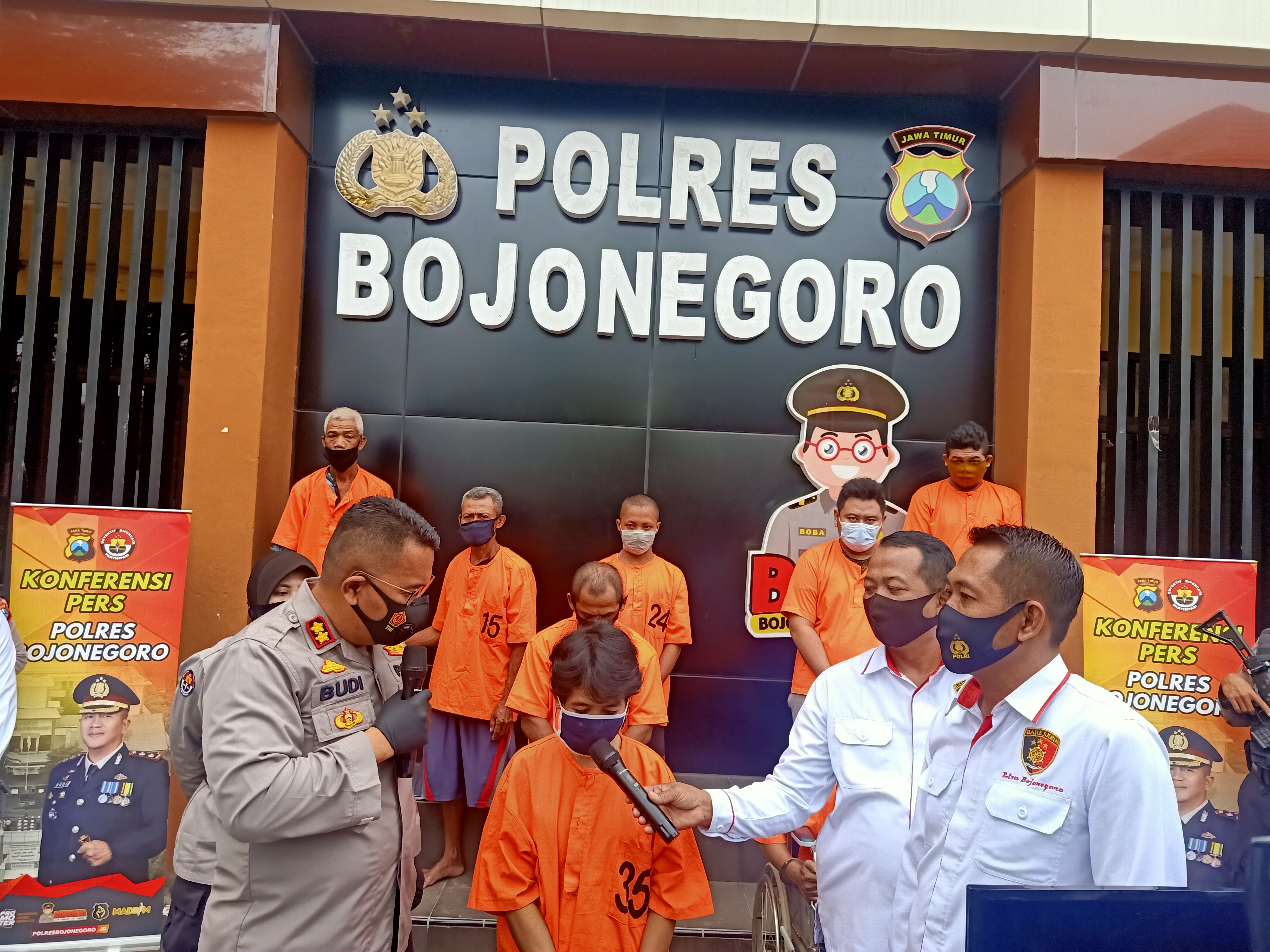 Pelaku S (50) tukang sapu DLH Bojonegoro diamankan Polisi beserta barang bukti