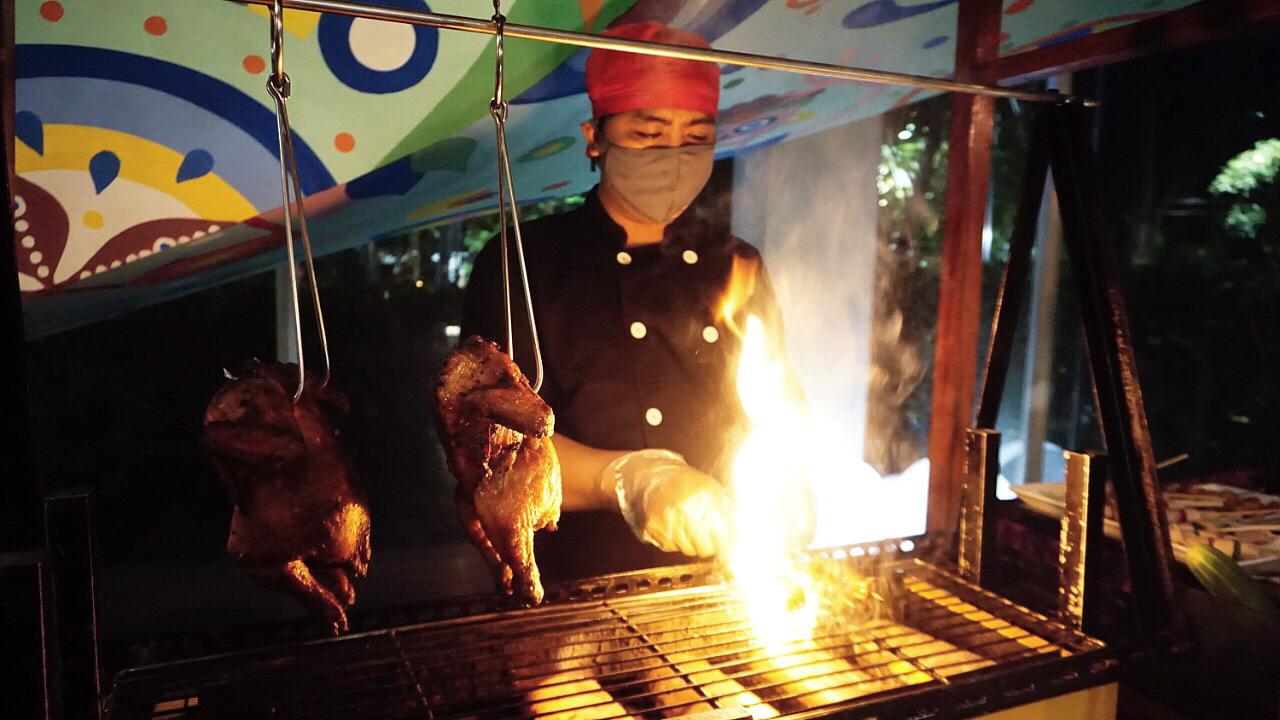 Chef Regantris Hotel saat memanggang salah satu menu buffet