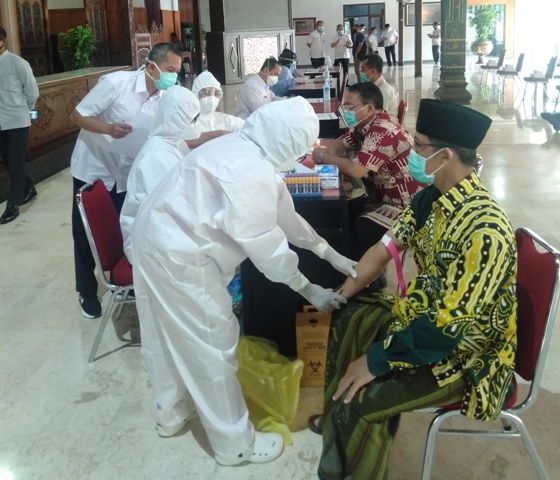 Sebanyak 20 tokoh masyarakat dan Forkopimda diperiksa kesehatannya, Rabu (27/1/2021) untuk persiapan vaksinasi besok.