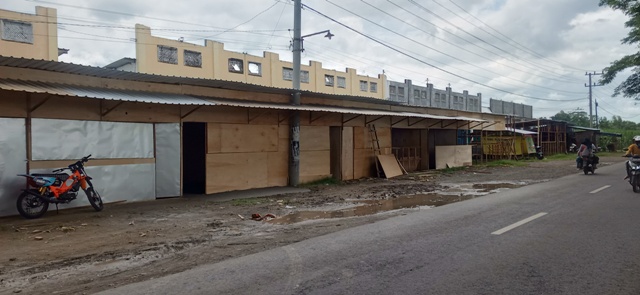 Suasana lapak semipermanen yang didirikan di depan bangunan pertokoan di Desa Menganto, Jombang.