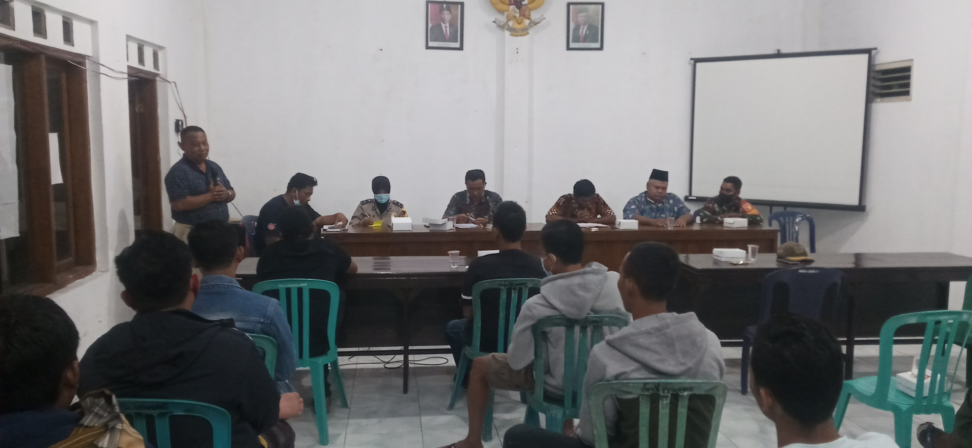 Suasana mediasi antara warga dan Pemerintah Desa Ceweng, Kecamatan Diwek, Jombang.