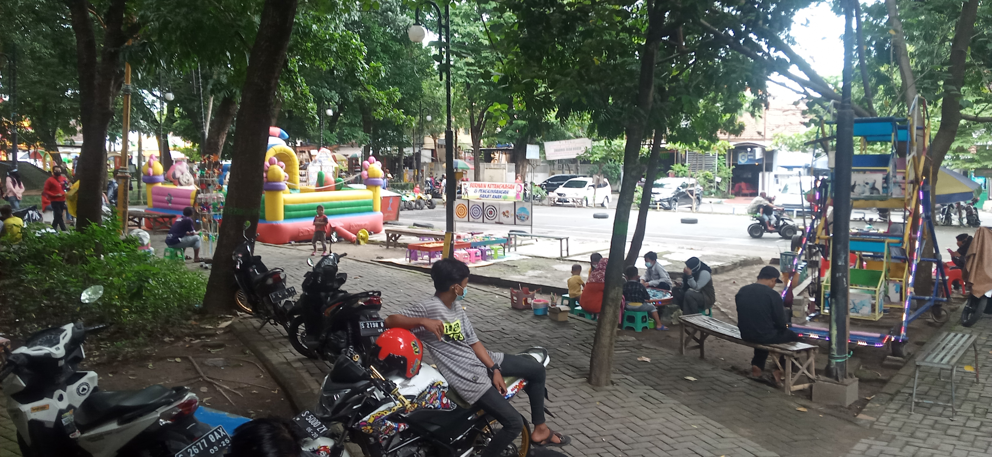 Anak-anak tampak bermain di Taman Kebun Rojo
