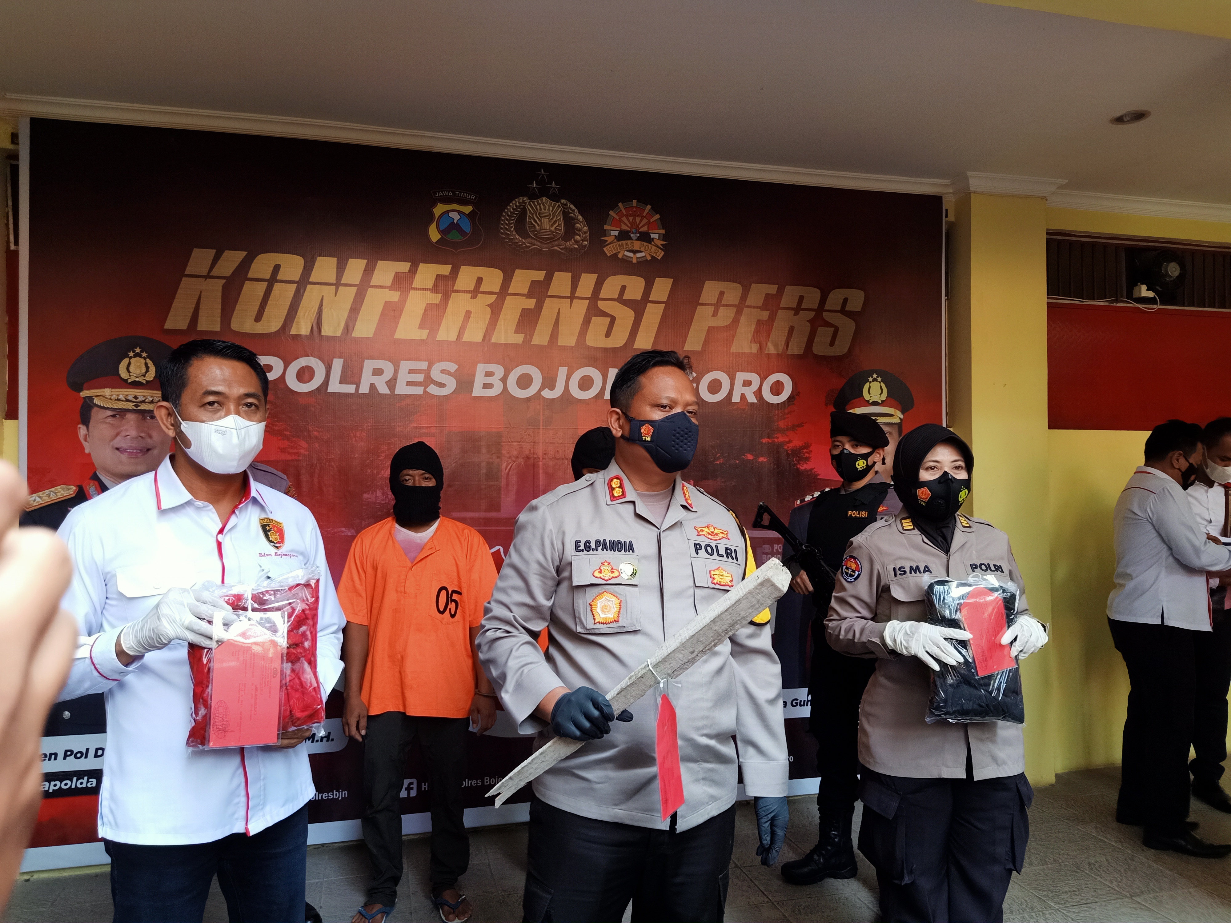 Kapolres Bojonegoro AKBP Eva Pandia merilis kasus pengeroyokan yang menyebabkan korban tewas
