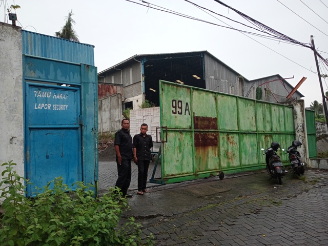 Security sedang berjaga di lokasi pabrik peleburan tembaga di kelurahan Gulomantung, Kebomas, Gresik yang ditolak warga, Selasa (6/4/2021).