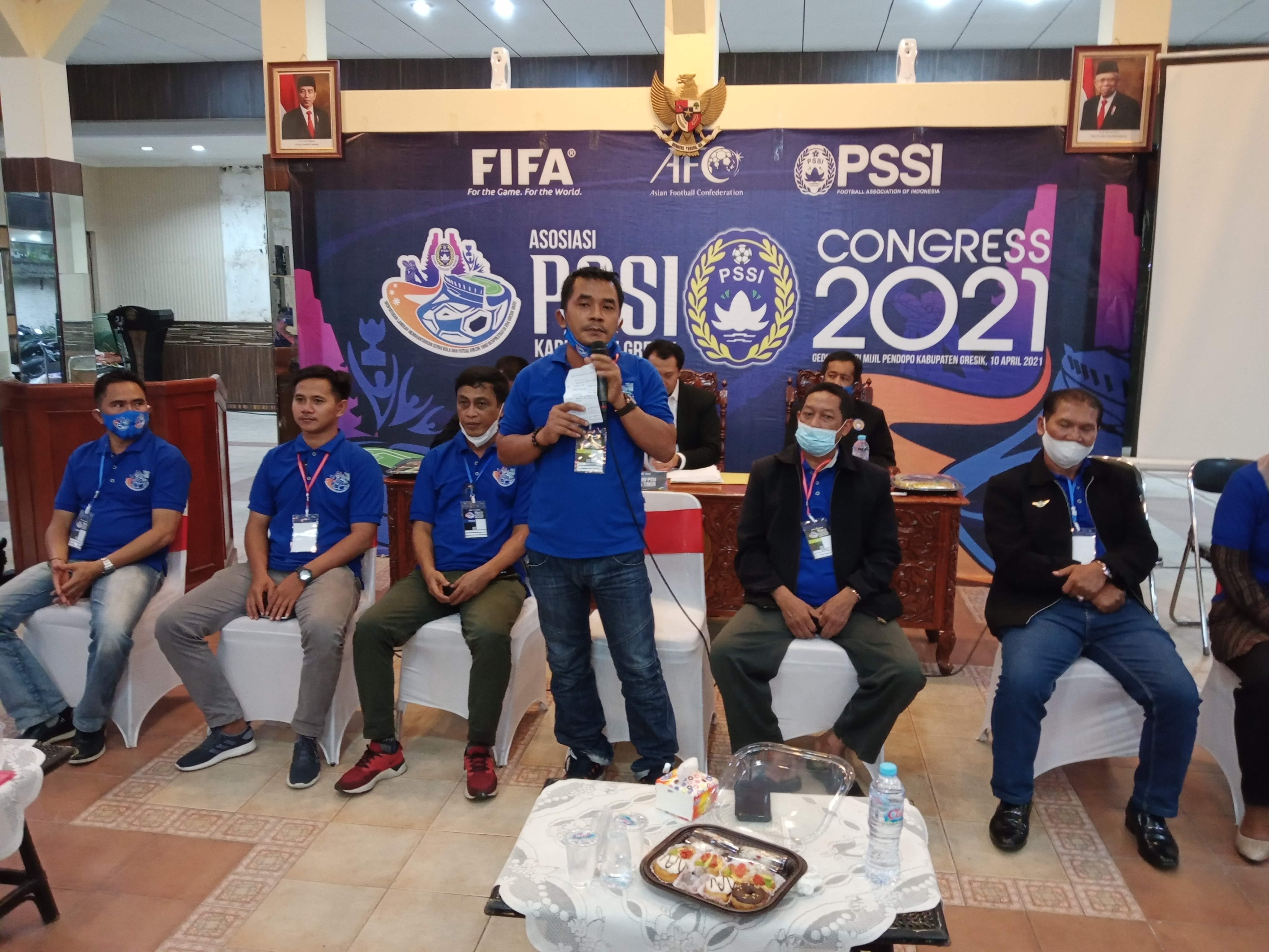 Ketua Askab PSSI Gresik, Rofiki (kanan) bersama Wakil Ketua, Haris Bahasuan usai pemilihan, Sabtu (10/4/2021) lalu