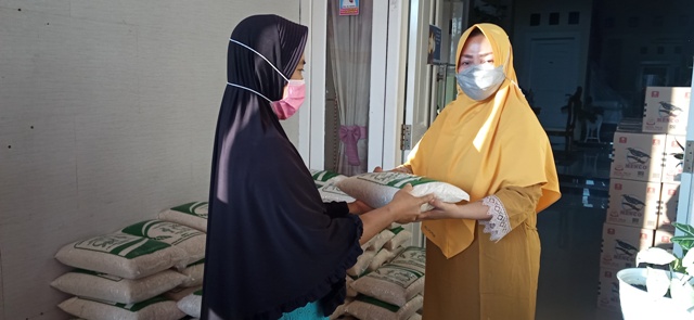 Suisti, Kades Kertorejo, Kecamatan Ngoro Kabupaten Jombang, saat menyalurkan bantuan kepada warga.