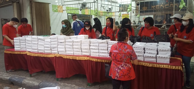 Suasana pengemasan ratusan kotak takjil dari warga Tionghoa Jombang.