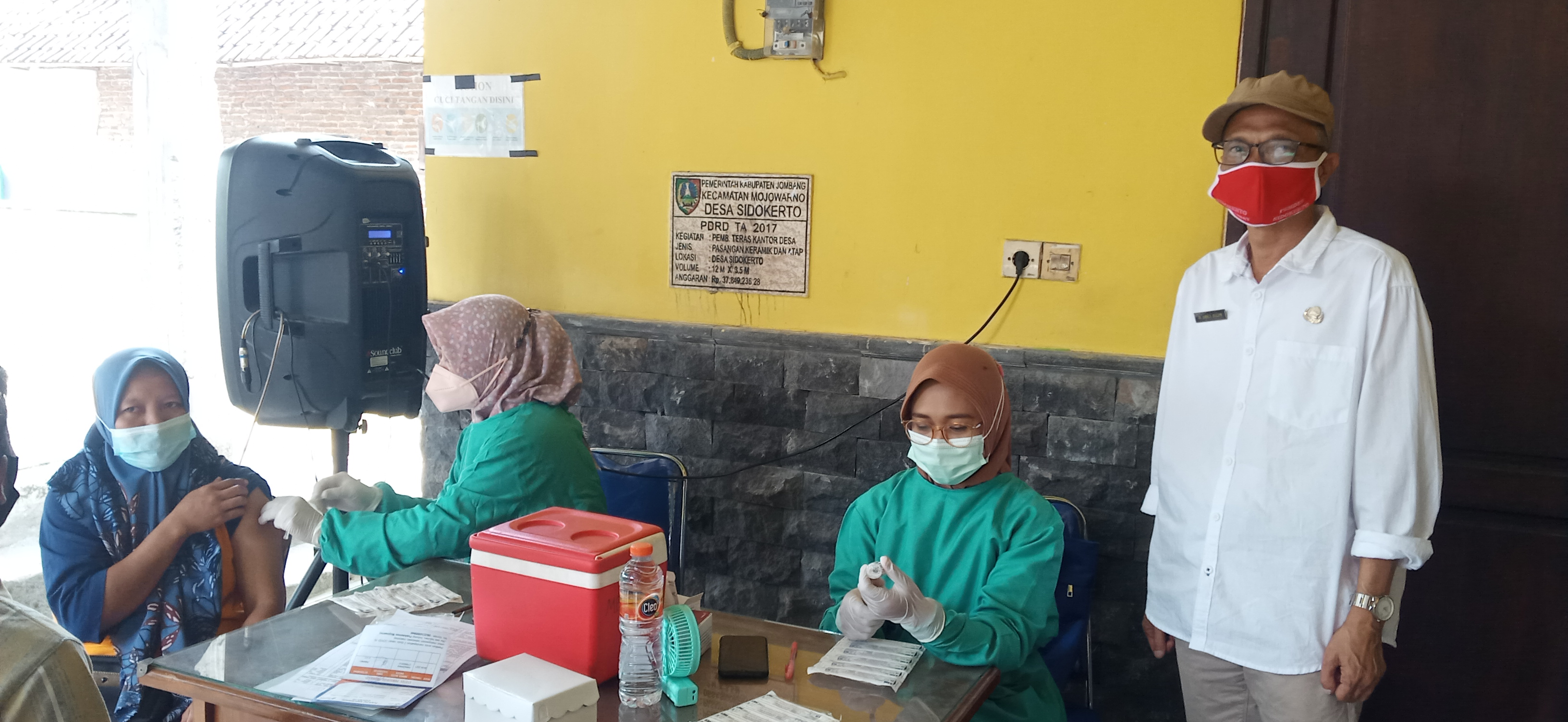 Kepala Desa Sidokerto Kecamatan Mojowarno pantau pelaksanaan vaksinasi tahap II.