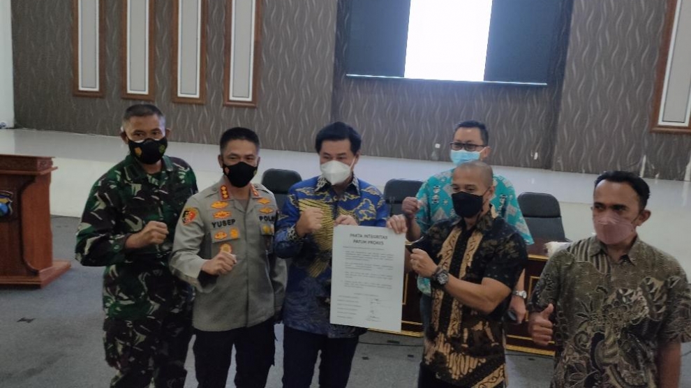 Kapolrestabes Surabaya dan perwakilan RHU menandatangi Pakta integritas.