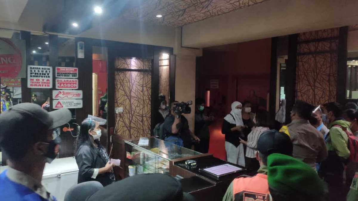 Petugas lakukan himbauan di Terminal karaoke.