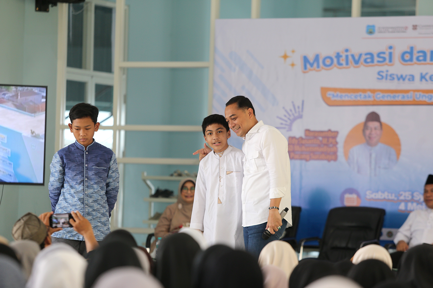 Wali Kota Surabaya Eri Cahyadi memberikan motivasi dan orientasi kepada siswa kelas 6 SD Muhammadiyah 4 Pucang