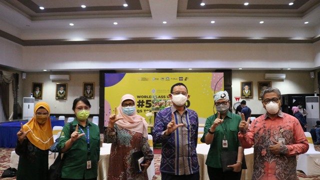 (Dari kiri) Ketua Pusat Komunikasi dan Informasi Publik Universitas Unair – Martha Kurnia Kusumawardani, Kepala Litbang RSUD Dr. Soetomo - Dokter Damayanti Tindu, Koordinator Produk Riset Covid-19 - Prof. Dr. Ni Nyoman Tri Puspaningsih, Rektor Unair Prof