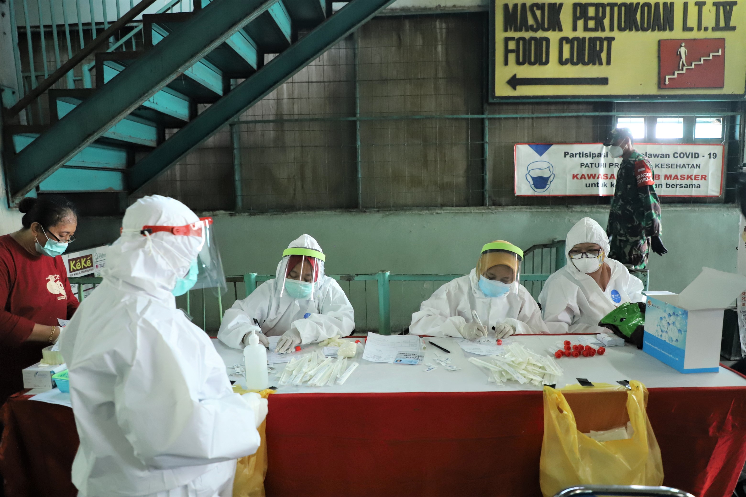 Pelakanaan swab massal pada pedagang dan pengunjung PGS