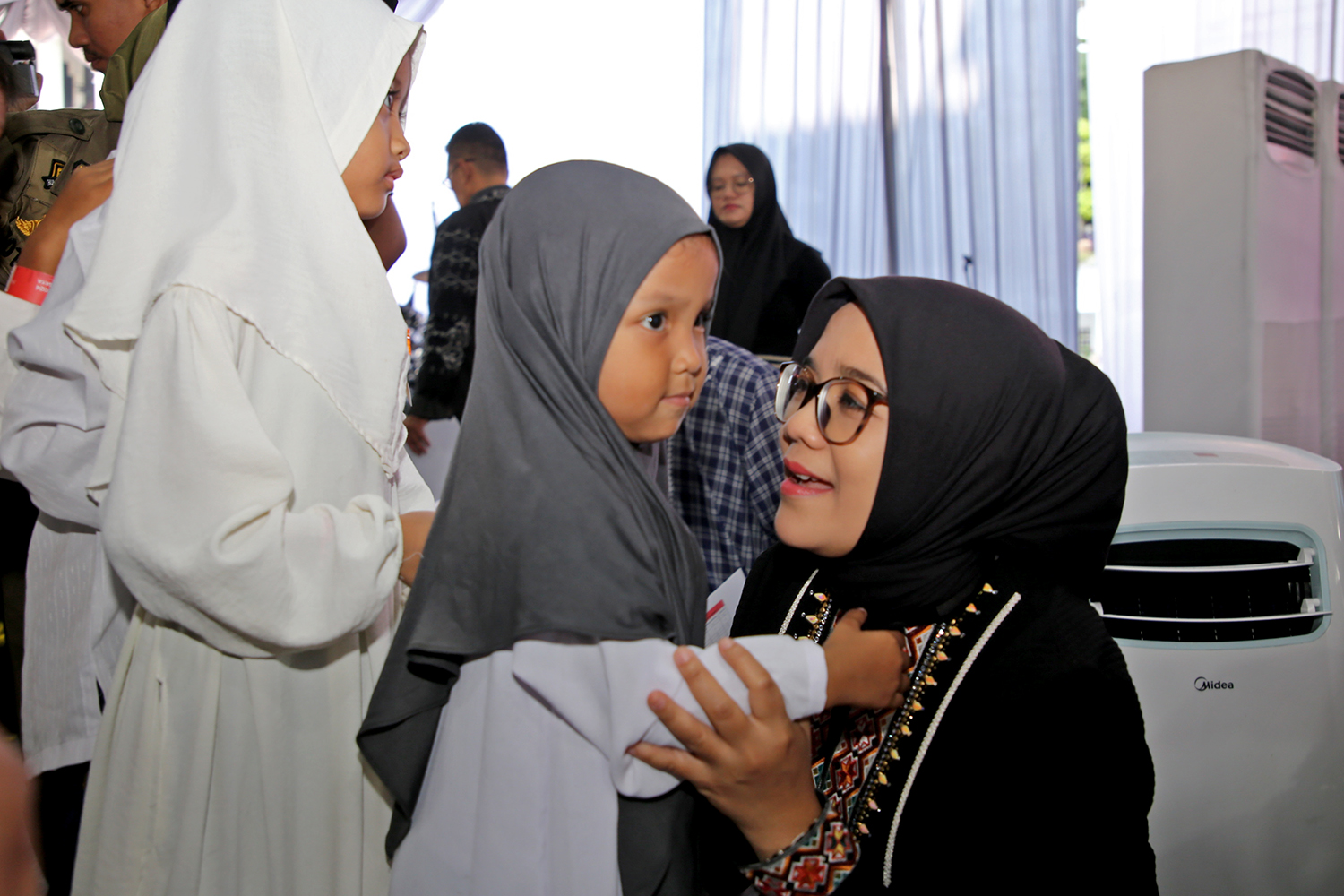 Ketua GOW Surabaya, Rini Indriyani, memberikan santunan kepada ribuan anak yatim 
