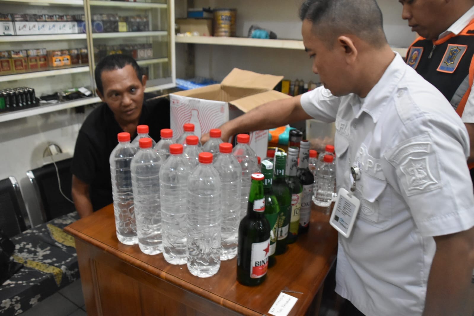 Petugas Satpol PP Kota Surabaya menindak toko kelontong yang menjual minuman beralkohol (mihol)