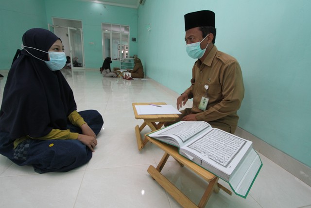 Suasana tes calon peserta didik jenjang SMP pada jalur penghafal kitab suci.
