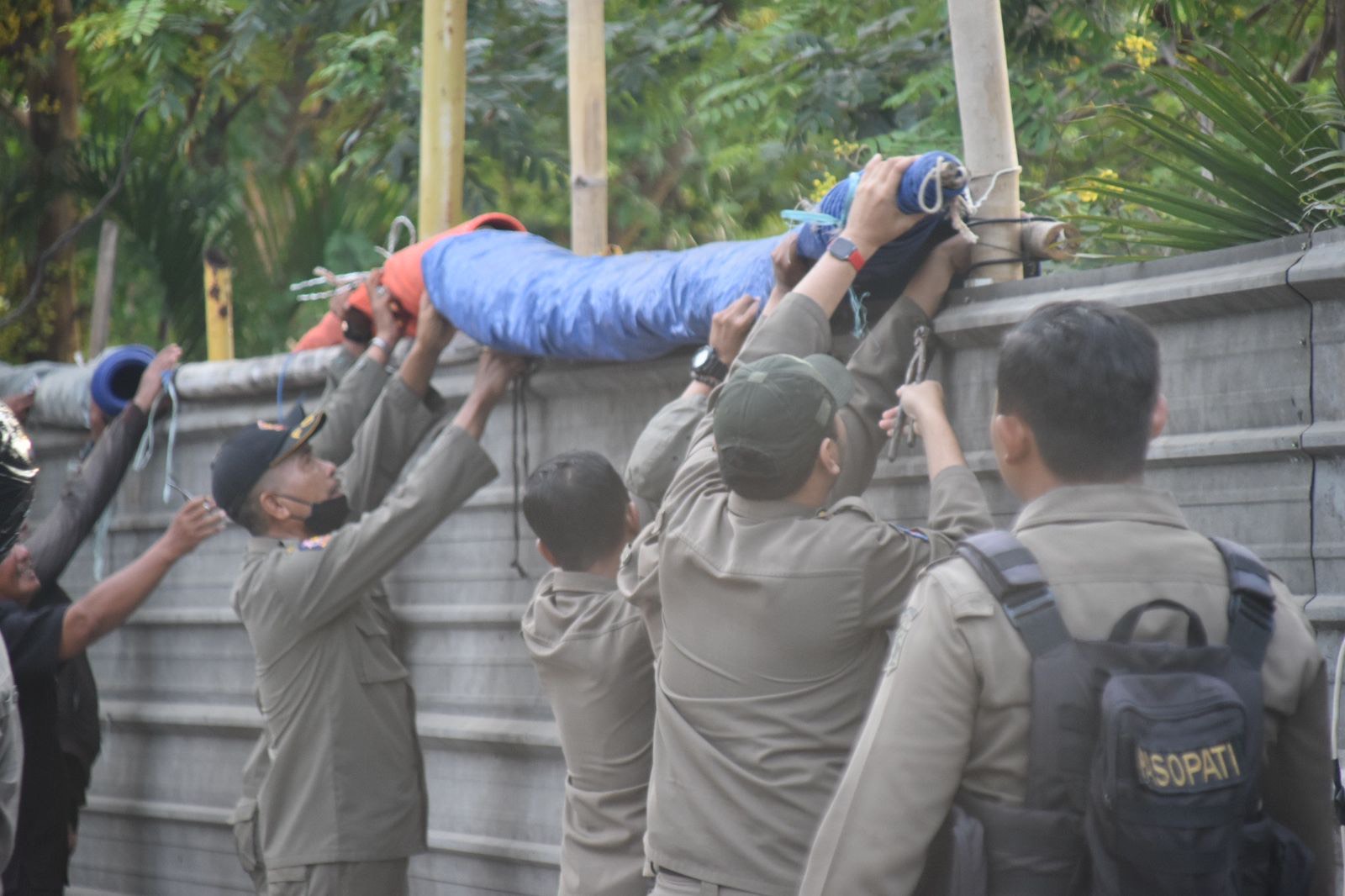 Satpol PP Kota Surabaya menertibkan PKL di sekitar Jalan Kertomenanggal Kota Surabaya