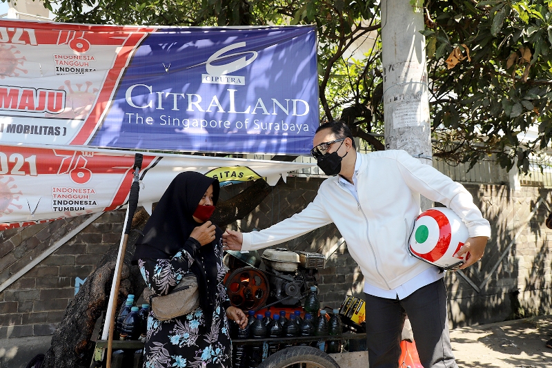 Wali Kota Surabaya Eri Cahyadi saat bertemu Winarni, tukang tambal ban wanita.