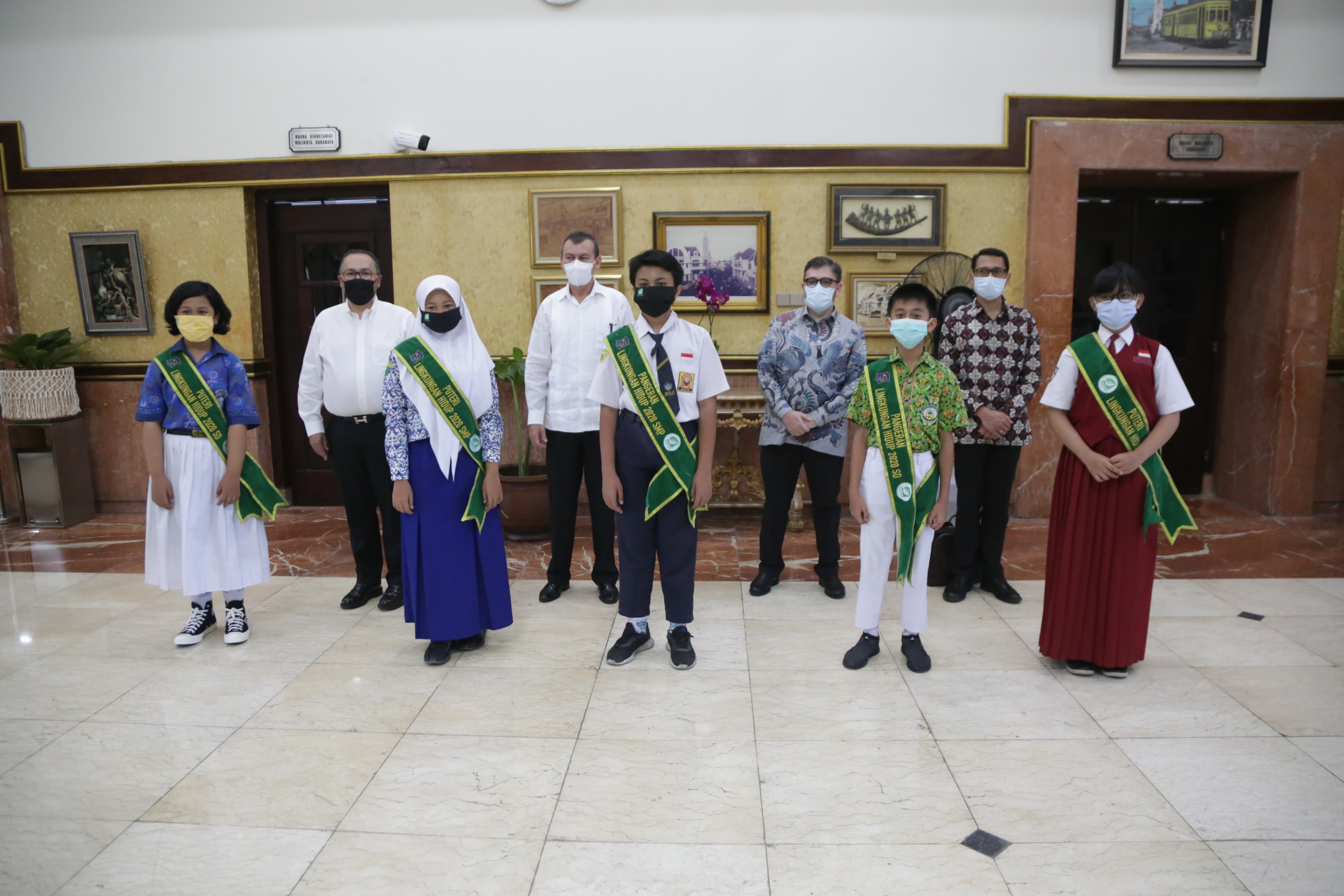 Pemenang Scroll of Honour-UN Habitat dengan para Pengeran dan Putri Lingkungan Hidup 2020 di Balai Kota Surabaya, 