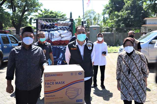 Bantuan dari Mensos Risma kepada Wali Kota Surabaya Eri Cahyadi.