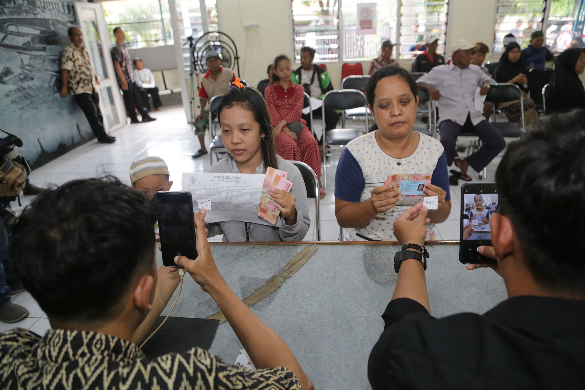 Pemkot Surabaya mulai menyalurkan Bantuan Langsung Tunai (BLT) Program Permakanan