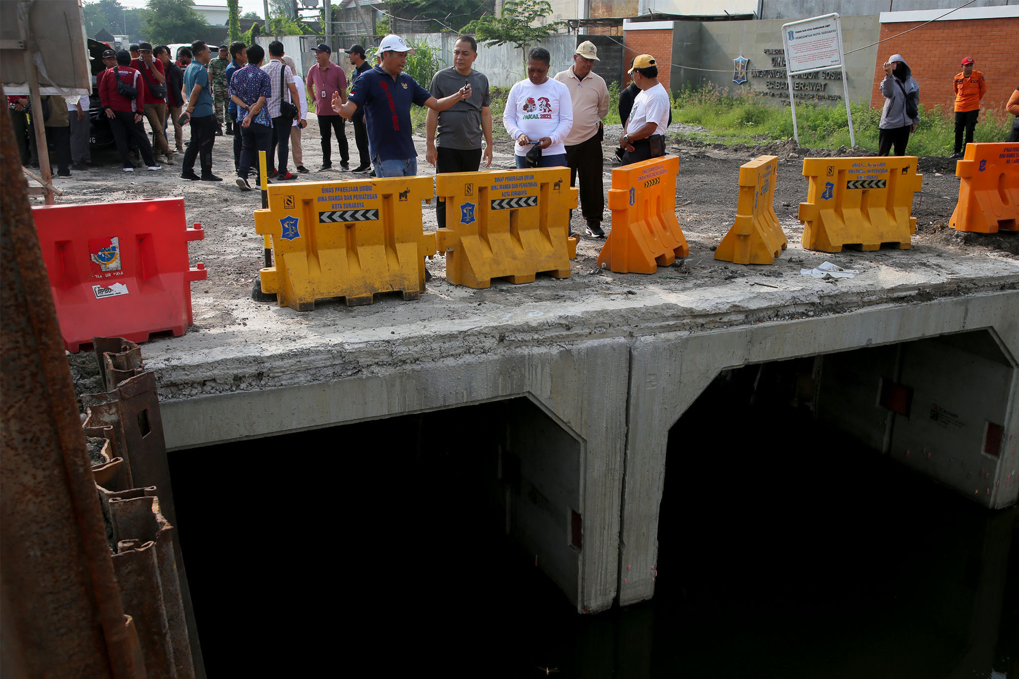 Pemkot Surabaya melakukan pengerukan sedimen di saluran air hingga pembangunan bozem
