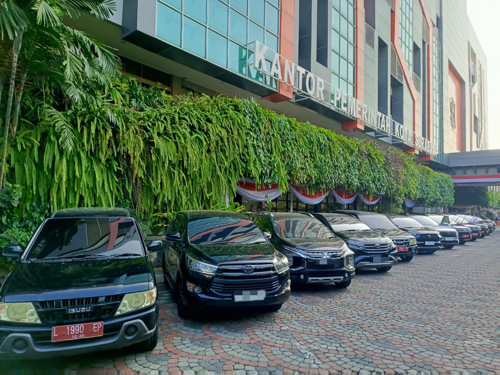 Mobil dinas Pemkot Surabaya 