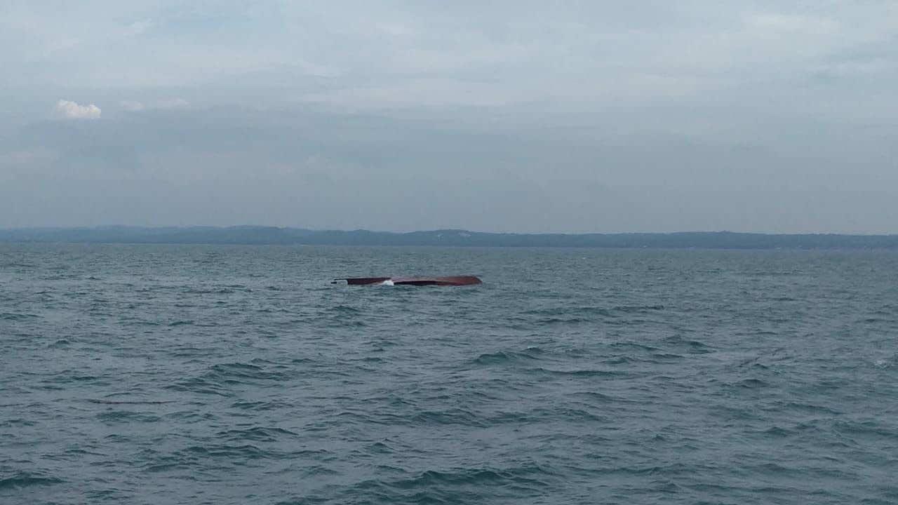 Tug Boat (TB) Mitra Jaya XIX yang terbalik usai tertabrak Kapal Motor (KM) Tanto Bersinar. | (Istimewa)