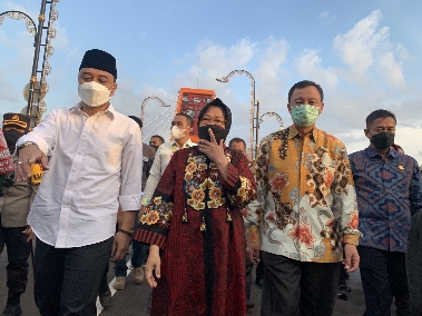 Mensos Tri Rismaharini bersaka Forkopimda Surabaya saat meresmikan Jembatan Sawunggaling, Sabtu (1/5/2021).