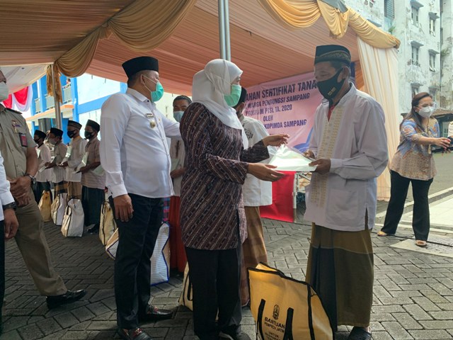 Gubernur Jawa Timur Khofifah Indar Parawansa saat membagikan sertifikat tanah kepada para pengungsi mantan syiah asal Sampang di Rusunawa Jemundi Sidoarjo, Selasa (2/2/2021).