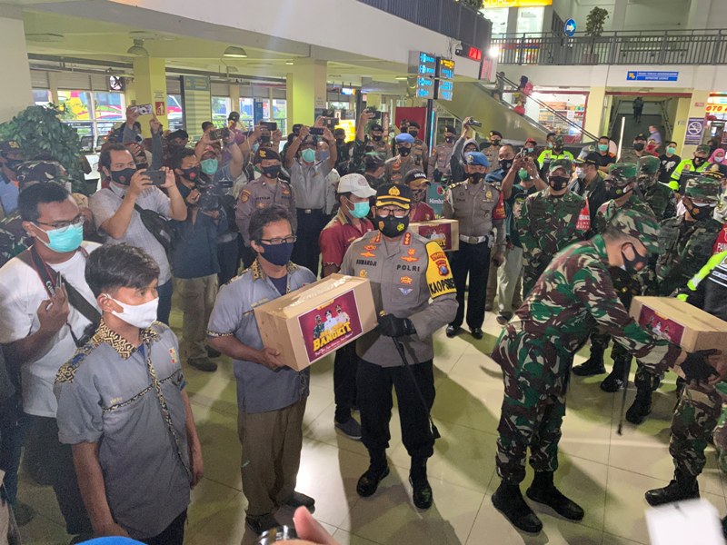Pangdam V Brawijaya dan Kapolda Jatim saat membagikan masker kepada penumpang bus di Terminal Purabaya Bungurasih, Kamis (4/2/2021). | arry/bacasaja.id