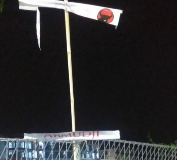 Salah satu APK Erji yang dirusak di daerah Surabaya timur