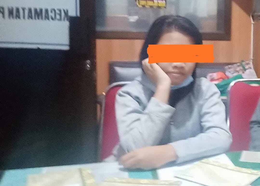 NA (14) warga Tubanan Lama, Tandes Surabaya saat berada di Kantor Satpol PP Prigen Pasuruan. (foto: Jim ) 