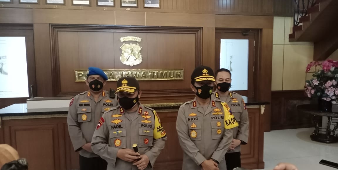 Kedatangan Kapolda Jatim Irjen Pol Dr. Nico Afinta disambut oleh Irjen M. Fadil Imran di Mapolda Jatim, Sabtu (21/11/20). (foto: Jimmy) 