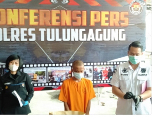 Tersangka BS (28), warga Dusun Tanggung RT. 2 RW. 3 Desa Suruhan Lor Kecamatan Bandung diamankan di Mapolres Tulungagung. (Foto: lion) 