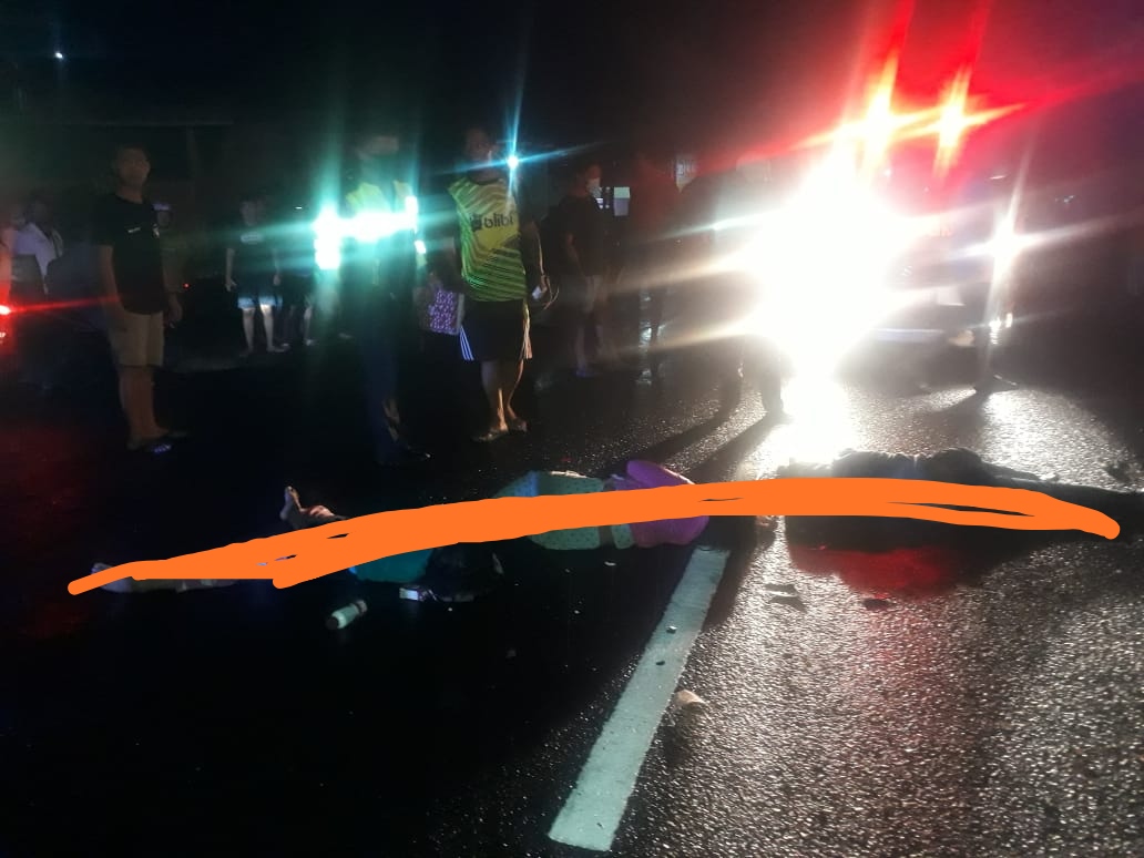 Tiga orang langsung meninggal di lokasi kejadian di jalan raya masuk Desa Boro, Kecamatan Kedungwaru. (Foto: noyo) 