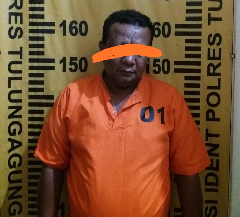 Tersangka AG (42) warga Dusun Tumpakaren, Desa Dompyong Kecamatan Bendungan, Trenggalek. Tersangka pencuri perhiasan seorang pedagang di pasar ngemplak. (foto : noyo) 