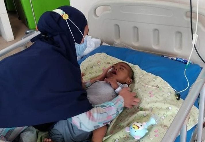 Muhammad Syadzili Mezar Ibrahim bayi 8 bulan, terbaring lemah di Rumah Sakit Cipto Mangun Kusumo (RSCM) Jakarta. 
