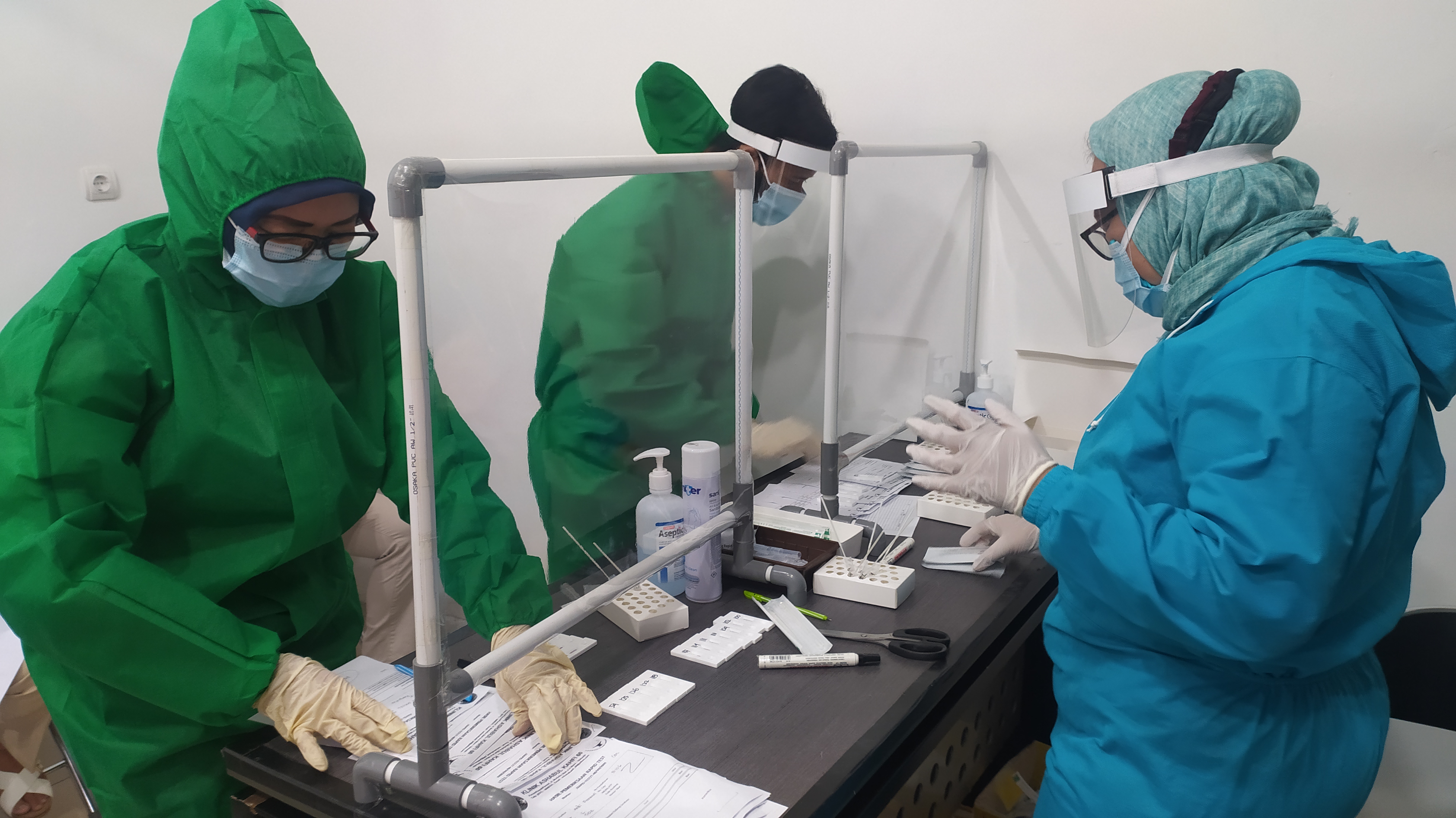 Petugas KAI Daop 8 Surabaya saat melayani Rapid test antigen