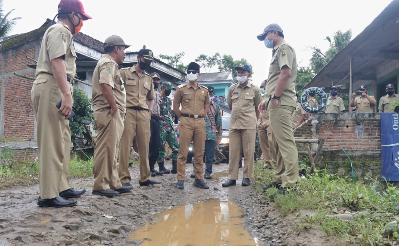 Bupati Trenggalek, Arifin meninjau jalan salah satu desa di Kecamatan Panggul. 