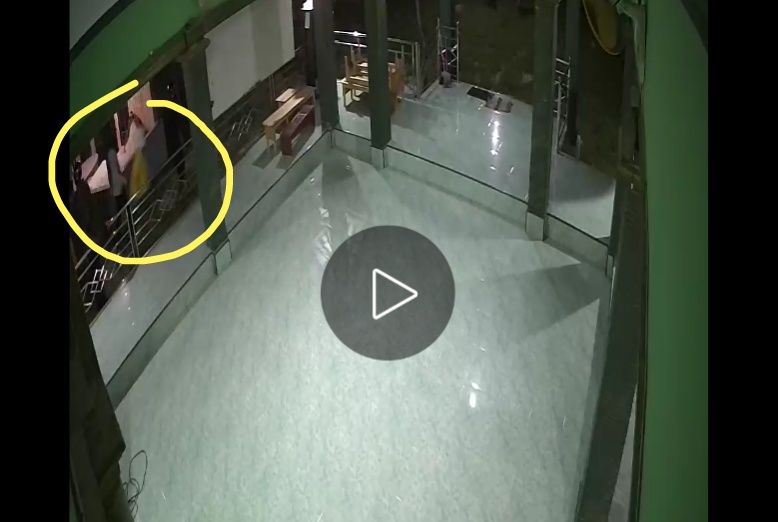 Screenshot Rekaman CCTV sejumlah pesilat masuk mushola mengejar orang di Tulungagung