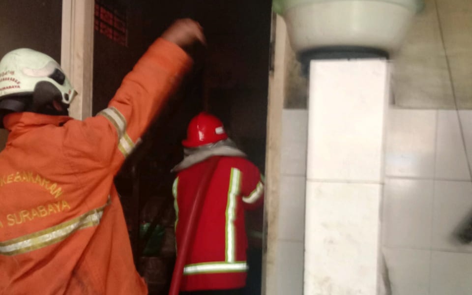 Petugas PMK saat melakukan pemadaman Dapur restauran Muara Perak yang terbakar (Istimewa) 