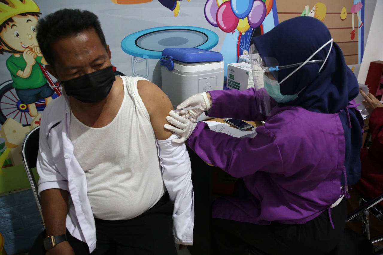 Lansia yang mendapat vaksinasi di Puskesmas Kota Surabaya