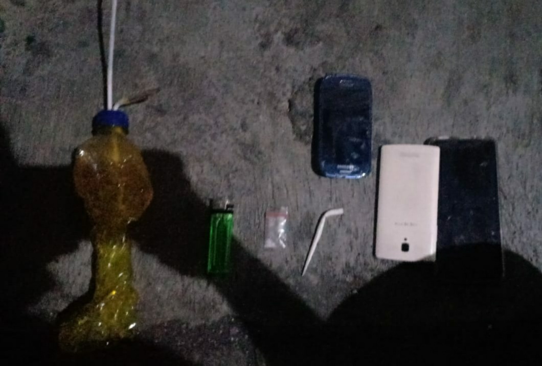 Barang bukti sabu dan peralatannya diamankan Polsek Asemrowo, Surabaya.
