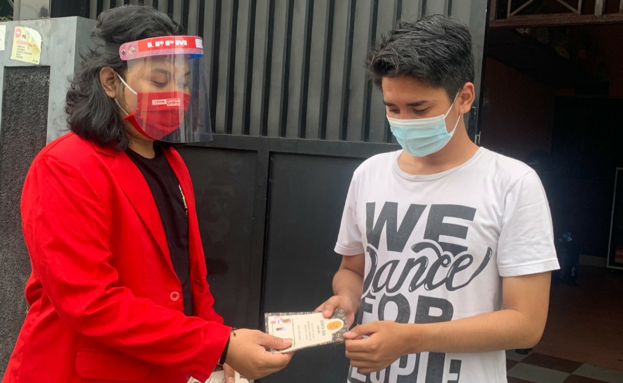 Mahasiswa UNTAG Surabaya, Satria ketika memberikan edukasi berupa pengelolaan pendapatan dari usaha coffee shop milik Mas Adib saat KKN Mandiri